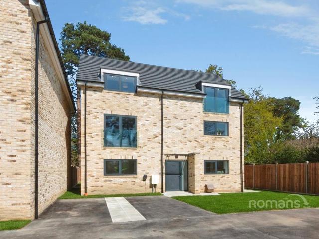 4 bedroom detached house to rent