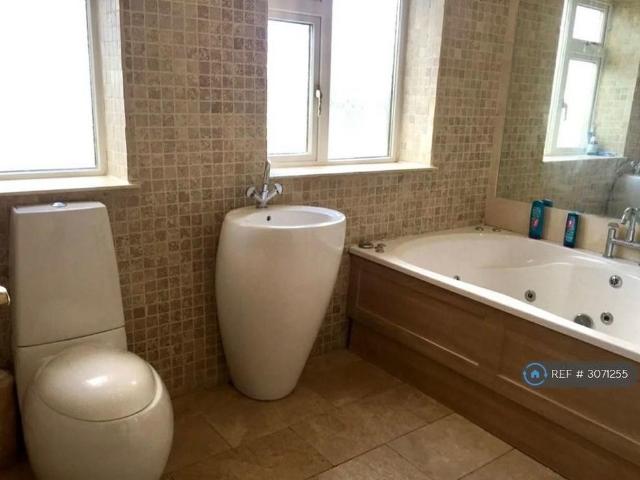 4 bedroom detached house to rent
