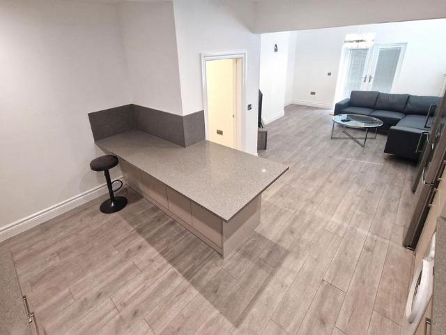 4 bedroom detached house to rent
