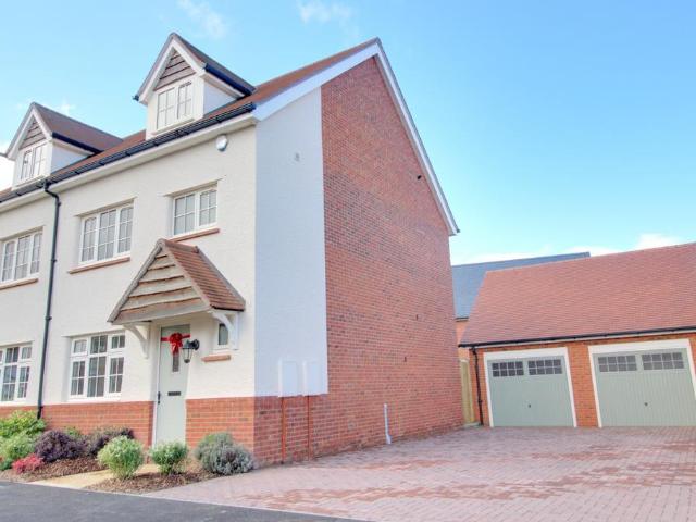 4 bedroom detached house to rent