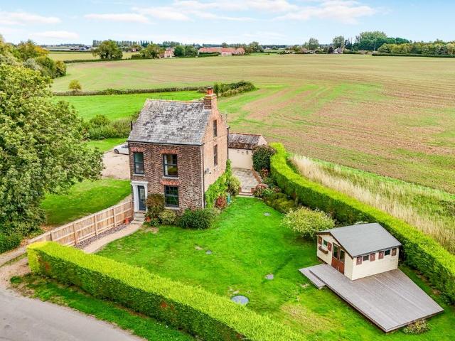 4 bedroom detached house to rent