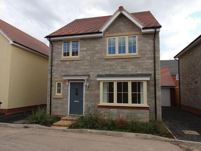 4 bedroom detached house to rent