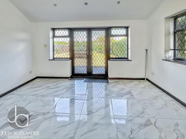 4 bedroom detached house to rent