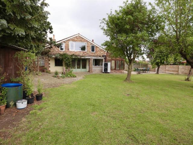 4 bedroom detached house to rent