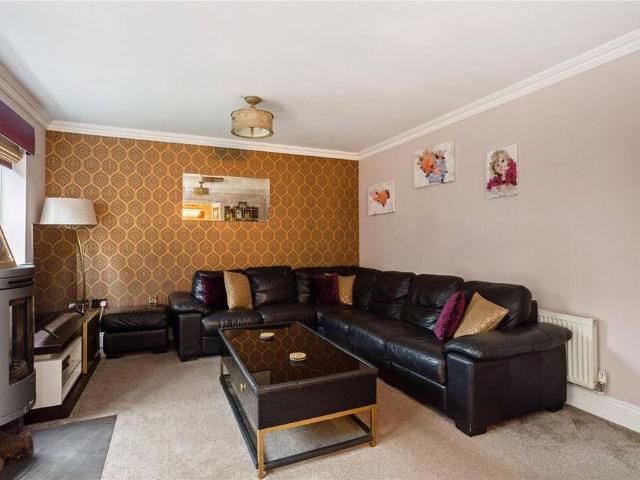 4 bedroom detached house to rent