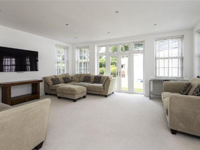 4 bedroom detached house to rent