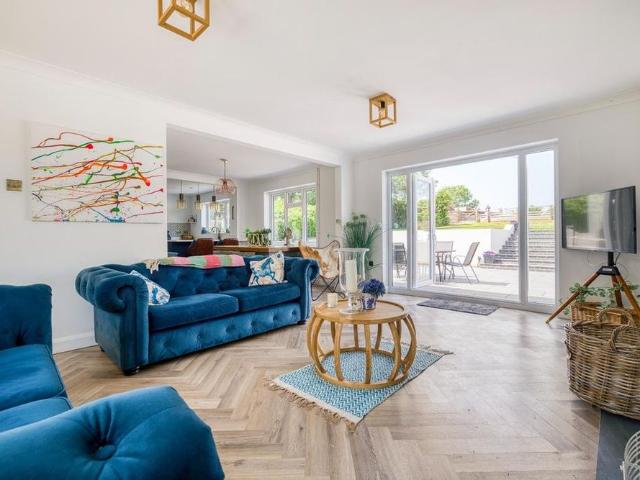 4 bedroom detached house to rent