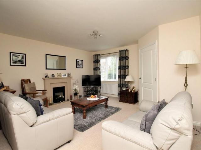 4 bedroom detached house to rent