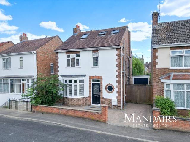 4 bedroom detached house to rent
