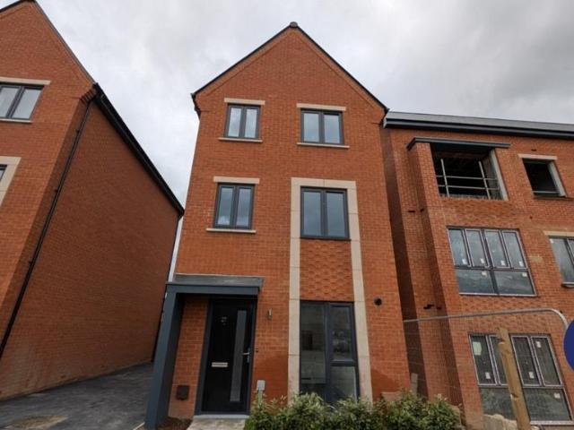 4 bedroom detached house to rent