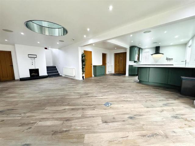 4 bedroom detached house to rent