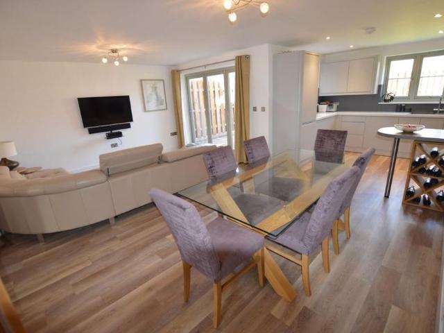 4 bedroom detached house to rent