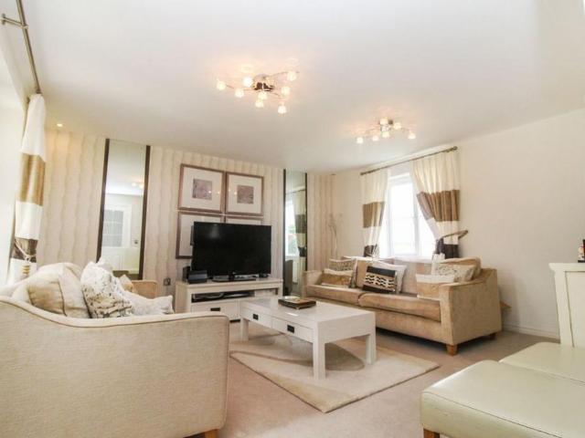 4 bedroom detached house to rent