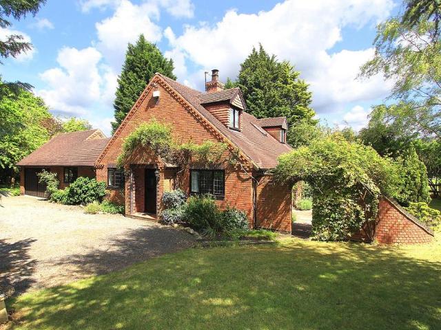 4 bedroom detached house to rent