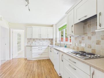 4 bedroom detached house to rent