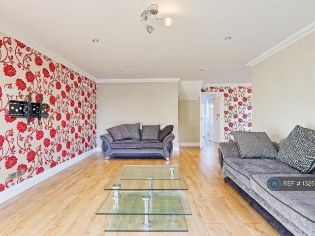 4 bedroom detached house to rent