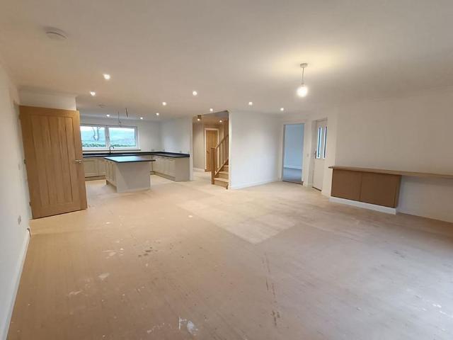 4 bedroom detached house to rent