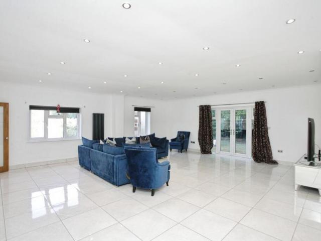 4 bedroom detached house to rent