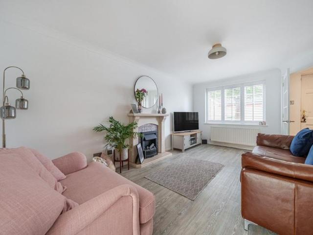 4 bedroom detached house to rent
