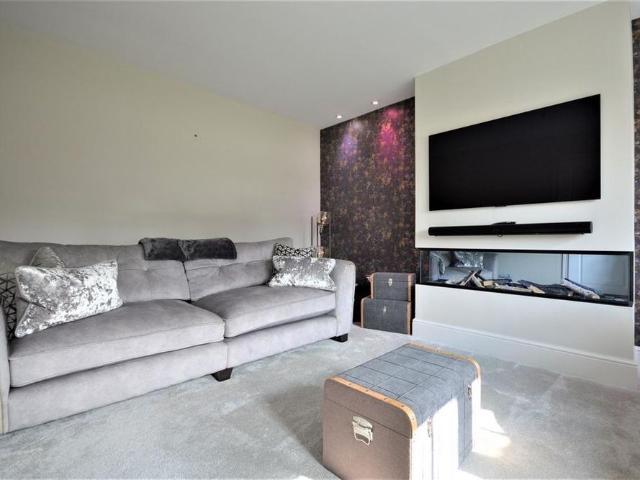 4 bedroom detached house to rent