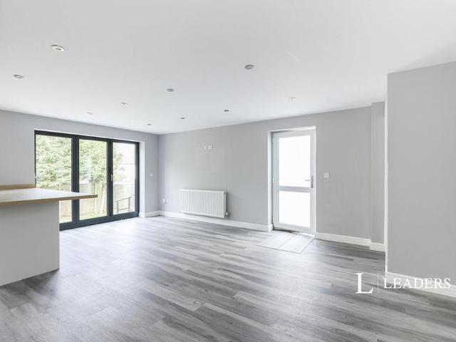 4 bedroom detached house to rent