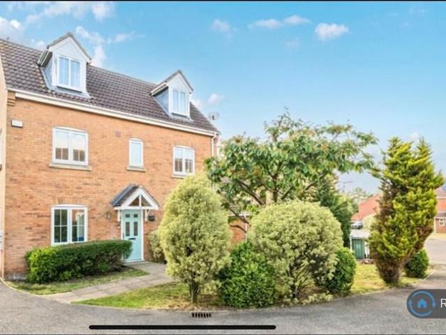 4 bedroom detached house to rent