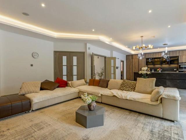 4 bedroom detached house to rent