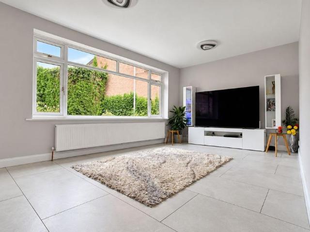 4 bedroom detached house to rent
