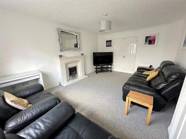 4 bedroom detached house to rent