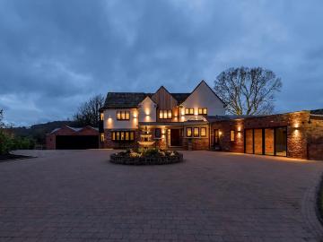 4 bedroom detached house to rent