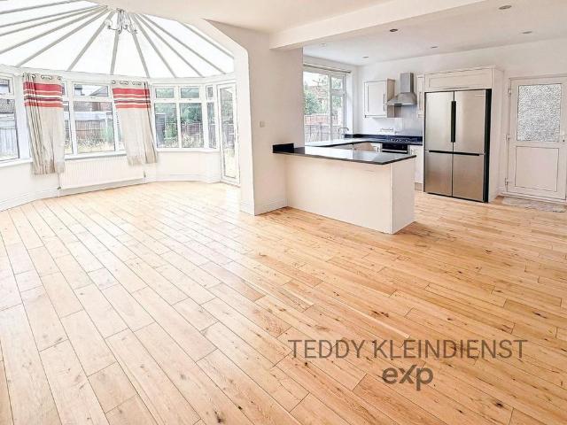 4 bedroom detached house to rent