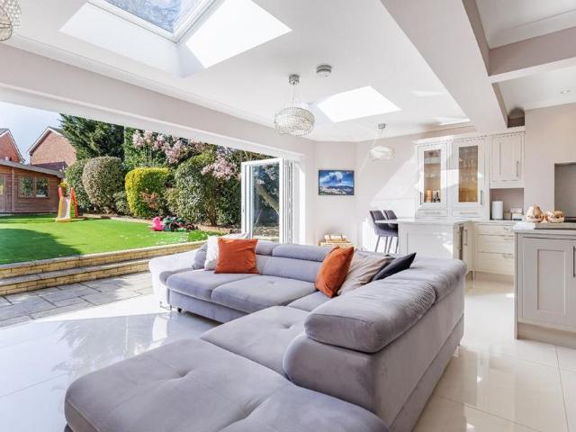 4 bedroom detached house to rent