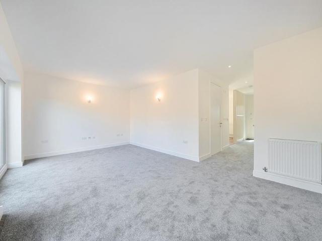 4 bedroom detached house to rent