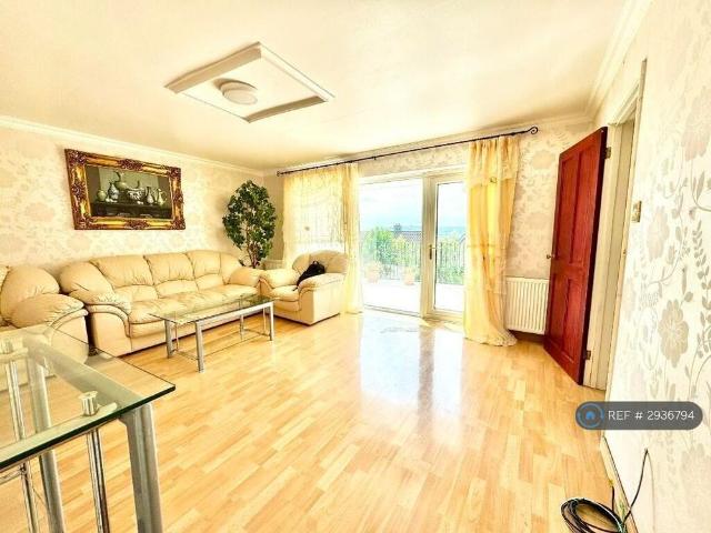 4 bedroom detached house to rent