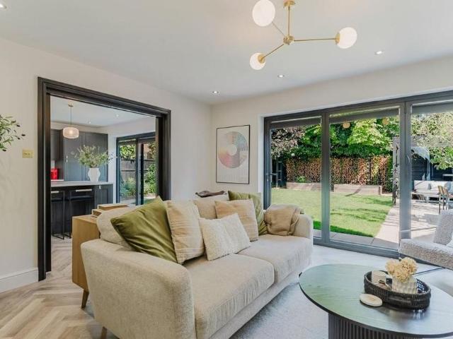 4 bedroom detached house to rent