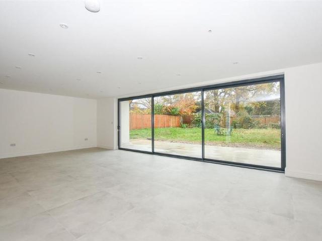 4 bedroom detached house to rent
