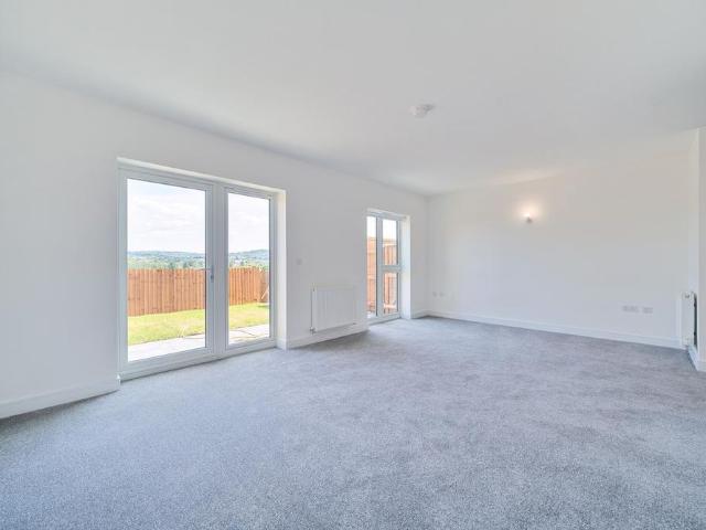 4 bedroom detached house to rent