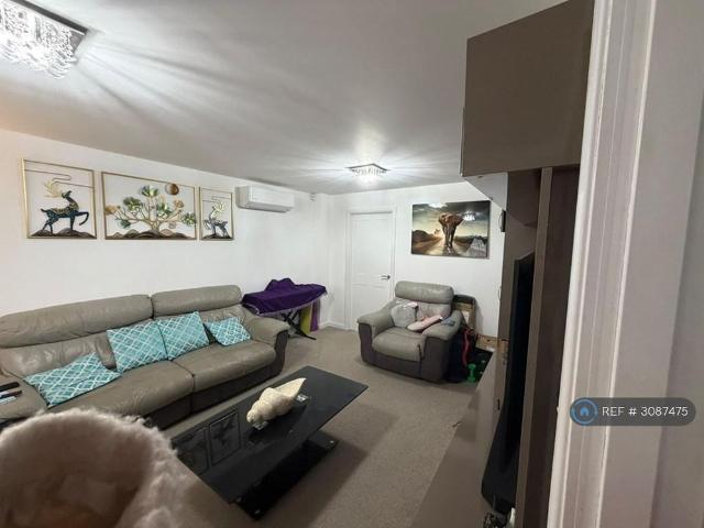 4 bedroom detached house to rent