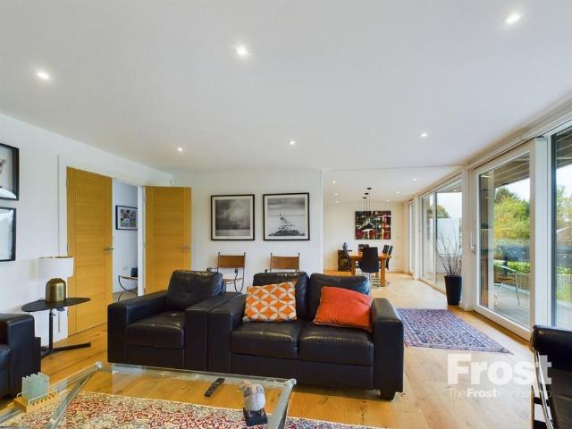 4 bedroom detached house to rent