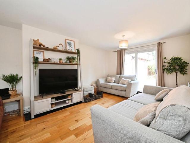 4 bedroom detached house to rent