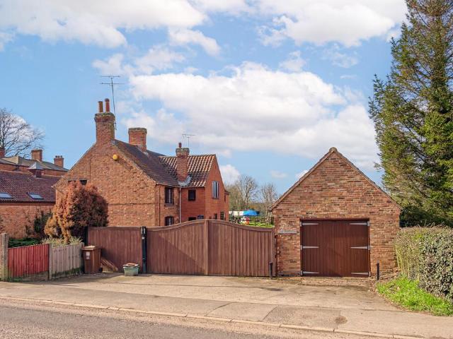 4 bedroom detached house to rent