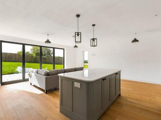 4 bedroom detached house to rent
