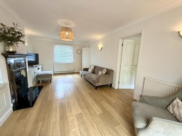 4 bedroom detached house to rent