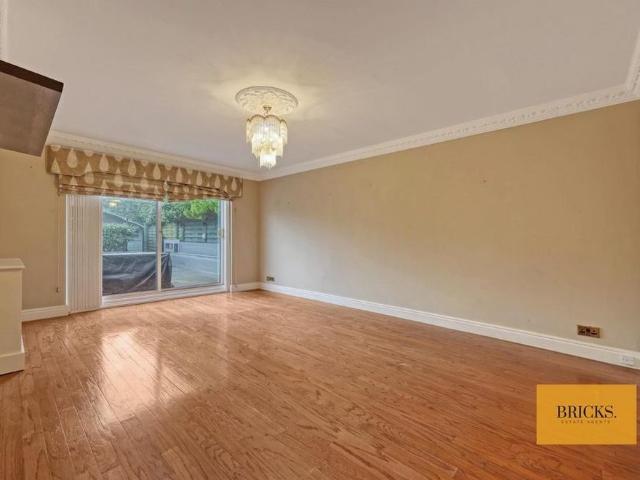 4 bedroom detached house to rent
