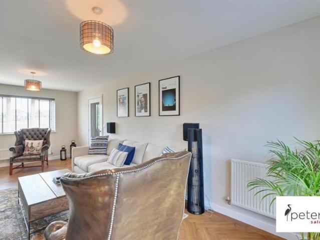 4 bedroom detached house to rent