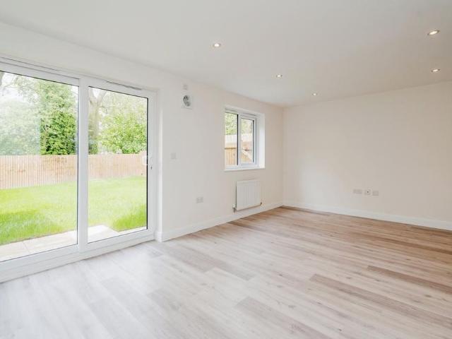 4 bedroom detached house to rent