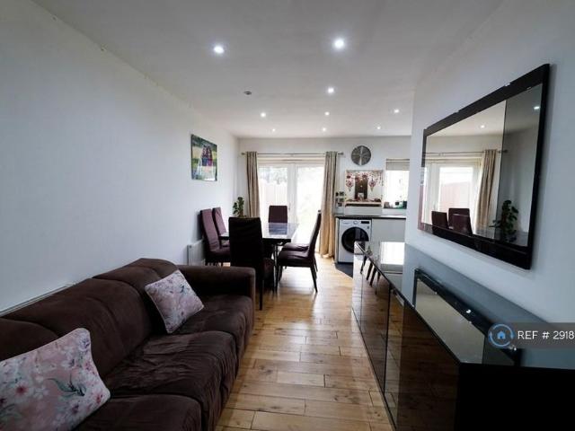 4 bedroom detached house to rent