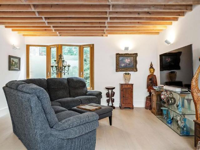 4 bedroom detached house to rent