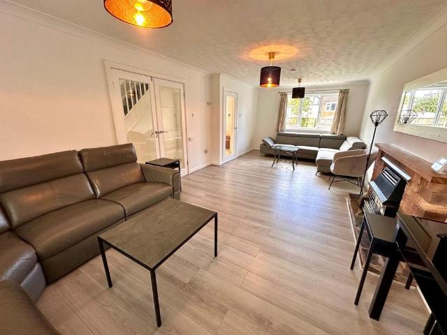 4 bedroom detached house to rent