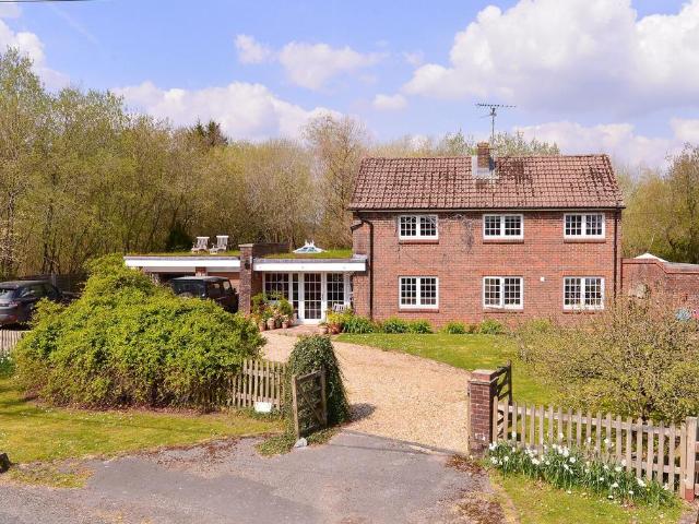 4 bedroom detached house to rent